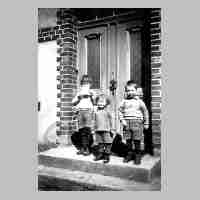 094-0130 Drei Bansi-Kinder vor dem Pfarrhaus.jpg